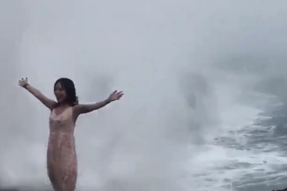 Jovem é abalroada por onda enquanto tirava fotografia