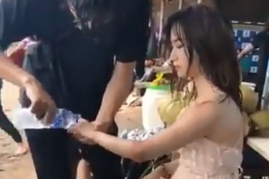 Jovem é abalroada por onda enquanto tirava fotografia