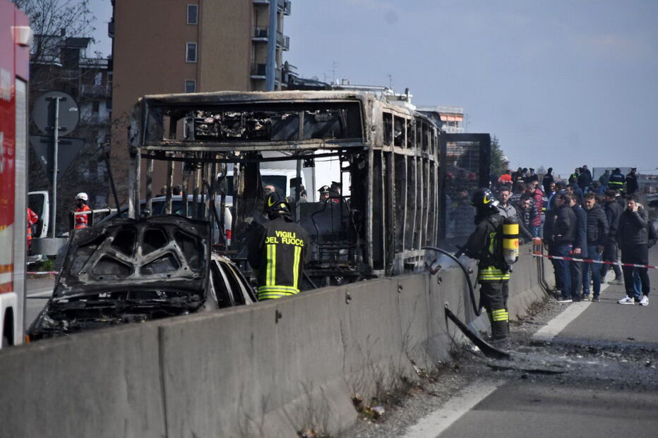 Motorista sequestra e incendeia autocarro com 51 crianças em Itália