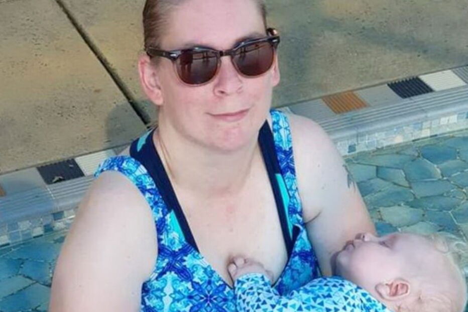 Mãe amamenta bebé com leite de mulheres que 