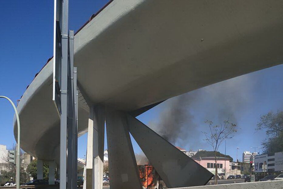 Autocarro arde nas Amoreiras, em Lisboa