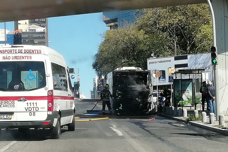 Autocarro arde nas Amoreiras, em Lisboa