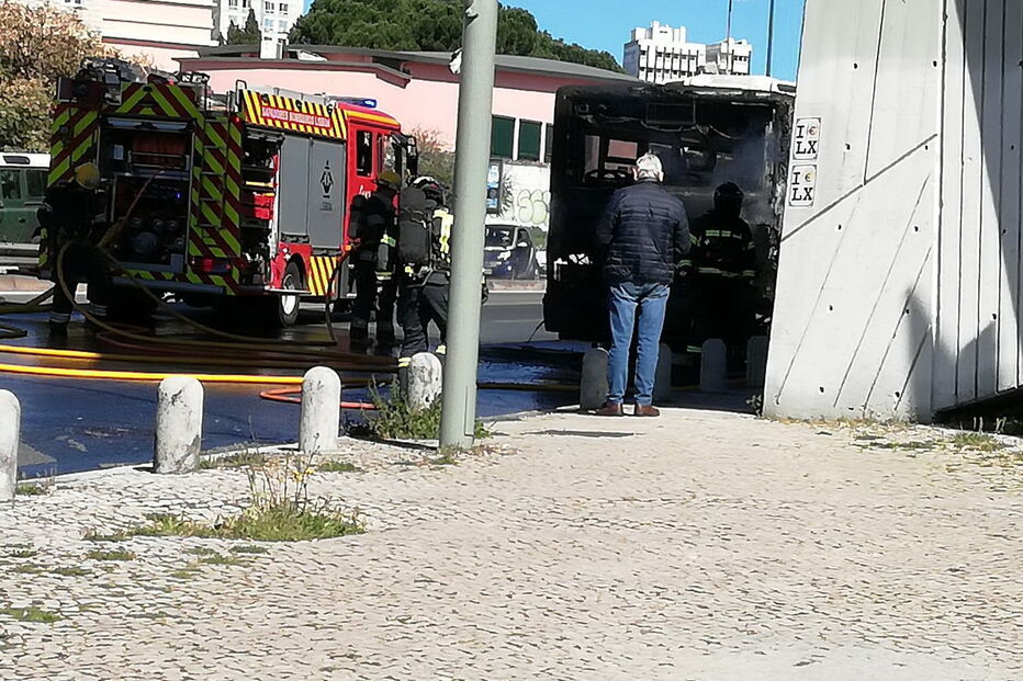 Autocarro arde nas Amoreiras, em Lisboa