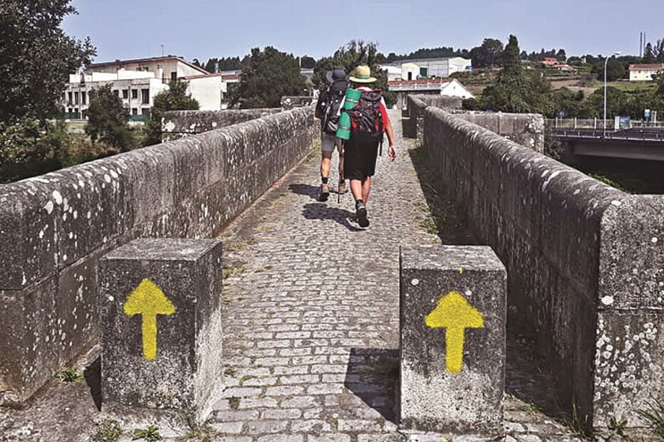 Câmara de Amares já começou a assinalar o caminho da Geira que atravessa o concelho com as típicas setas amarelas  