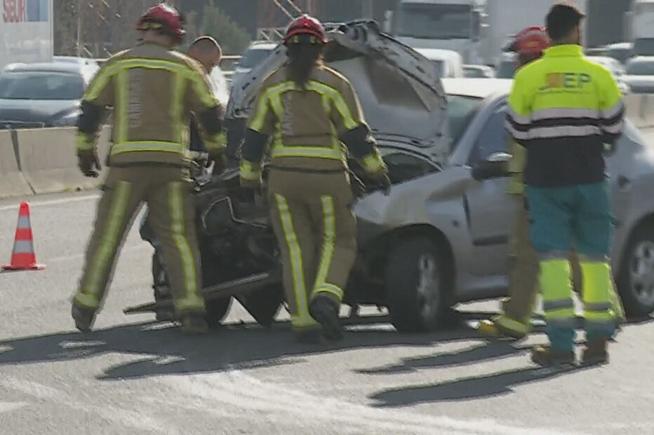 Choque em cadeia faz dois feridos e condiciona trânsito no túnel do Grilo em Lisboa