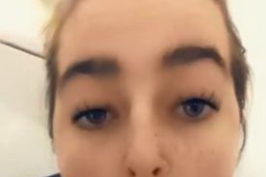 Prostituta choca Internet com vídeo a lamber sanita de aeroporto