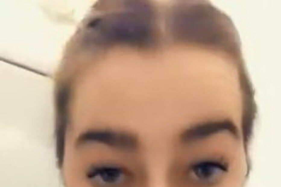 Prostituta choca Internet com vídeo a lamber sanita de aeroporto