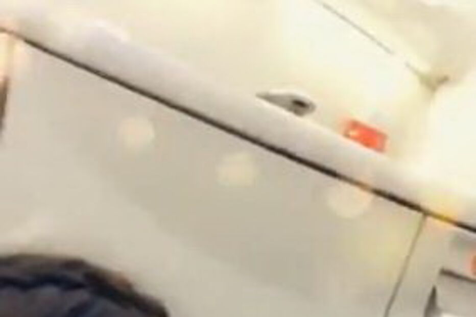 Prostituta choca Internet com vídeo a lamber sanita de aeroporto