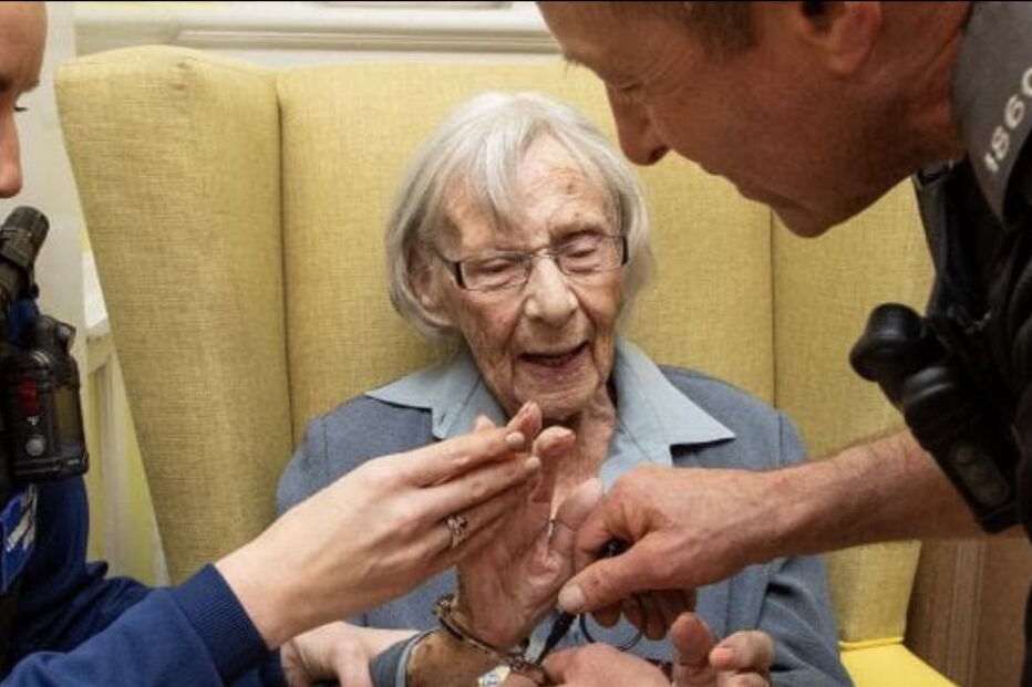 Polícia cumpre desejo de idosa de 104 anos que queria ser presa