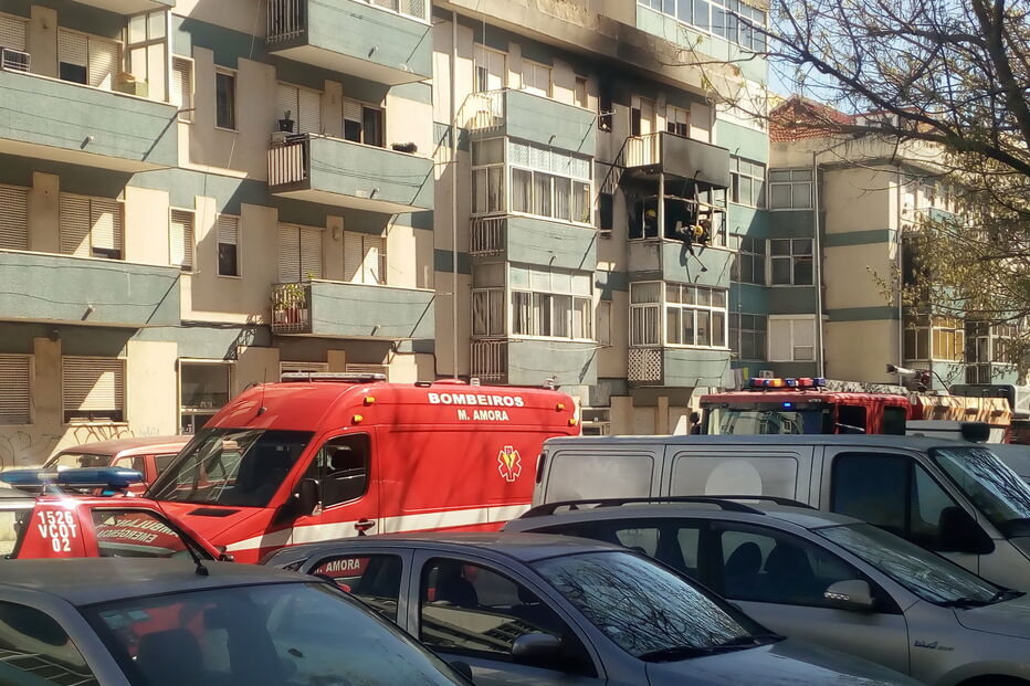 Incêndio em habitação no Seixal faz dois feridos