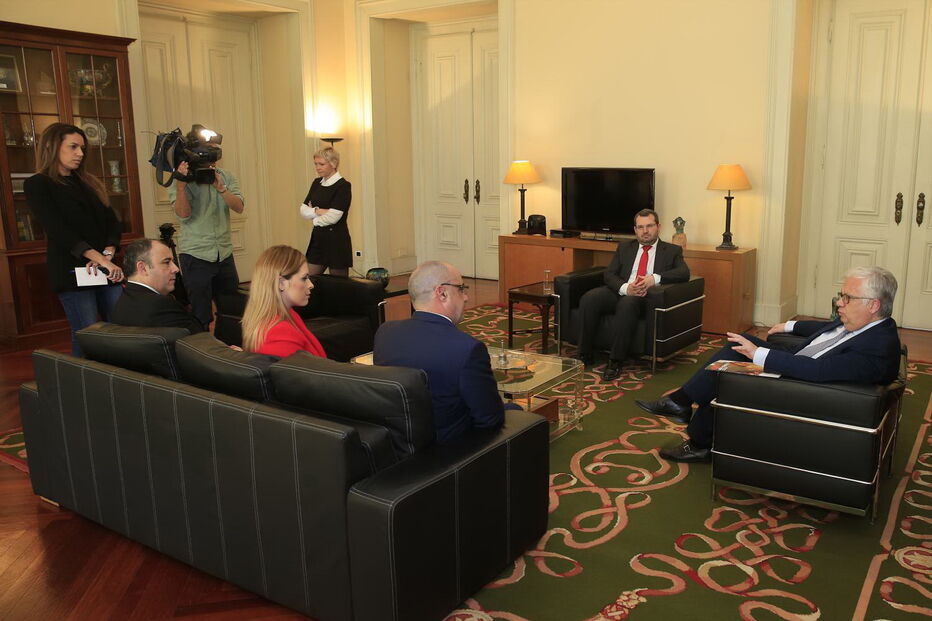 Entrega da moção foi realizada no gabinete do ministro Eduardo Cabrita