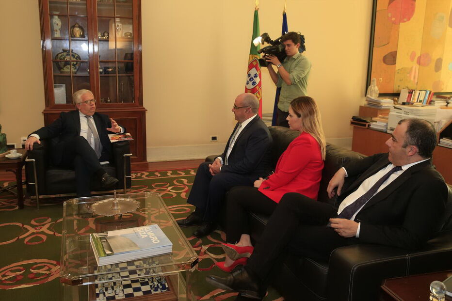 Entrega da moção foi realizada no gabinete do ministro Eduardo Cabrita