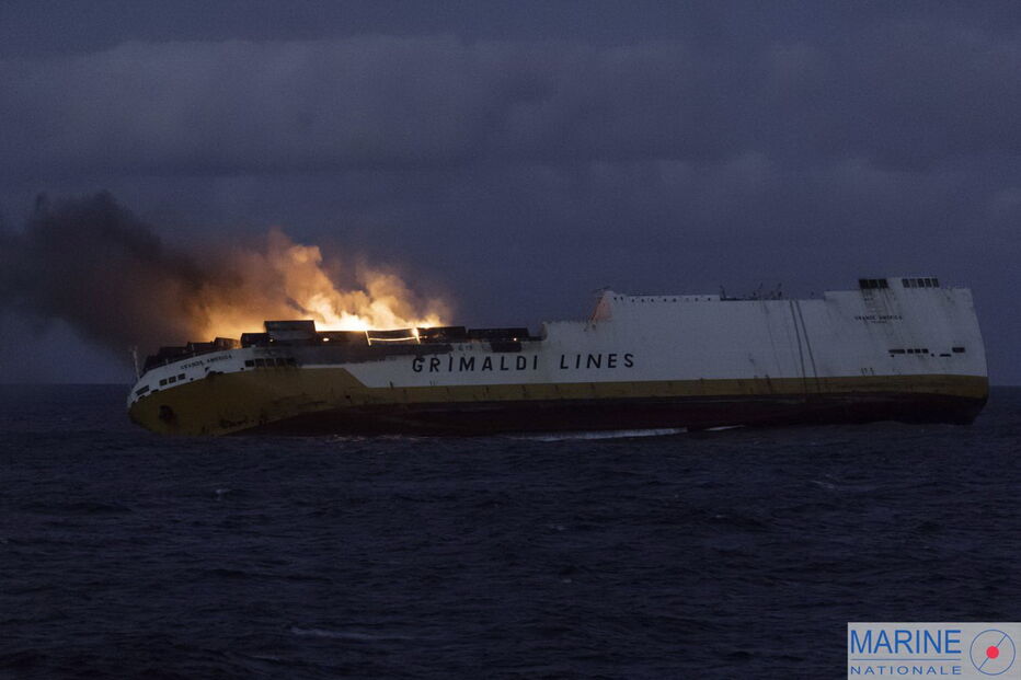 Navio com Porsches de milhões de euros afunda no Oceano Atlântico perto de França