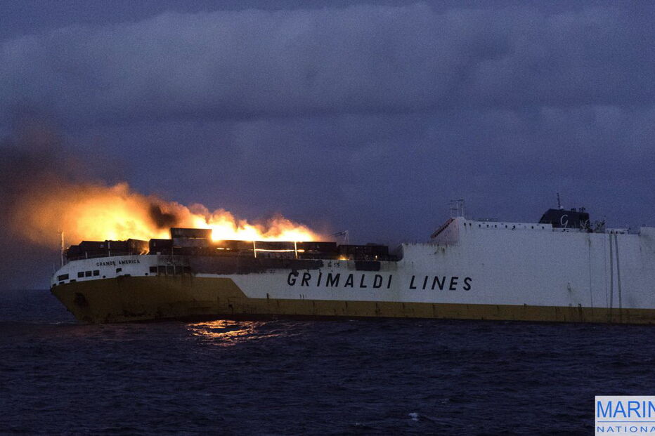 Navio com Porsches de milhões de euros afunda no Oceano Atlântico perto de França