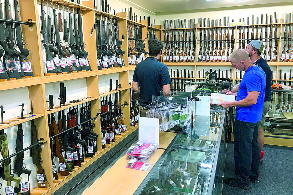 Governo vai comprar de volta 13 500 espingardas de assalto e semiautomáticas nas mãos de civis