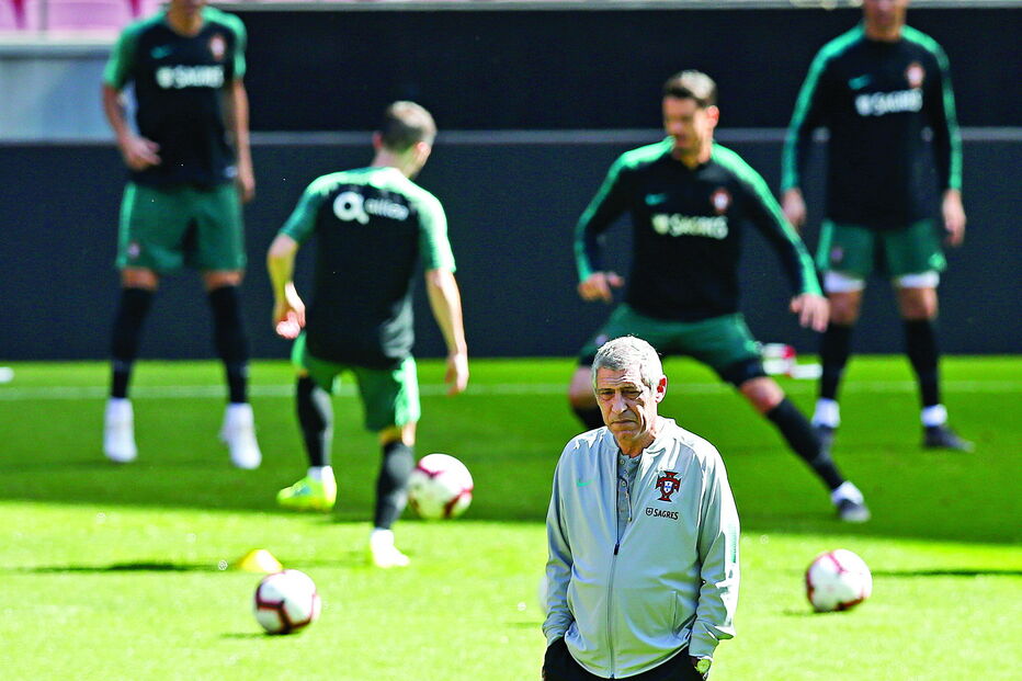Fernando Santos diz que Portugal é favorito porque joga em casa  