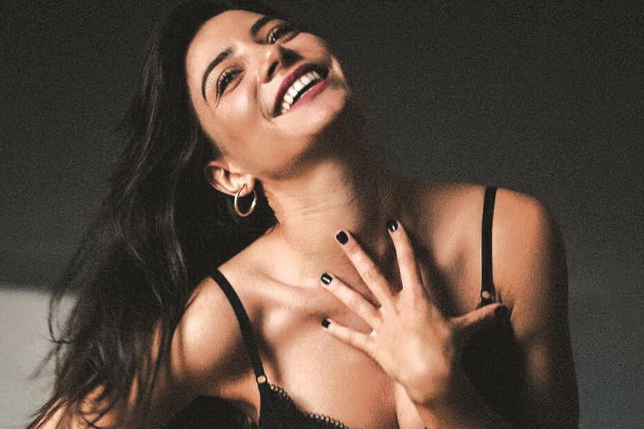 Musa de David Carreira atrevida e sexy em lingerie