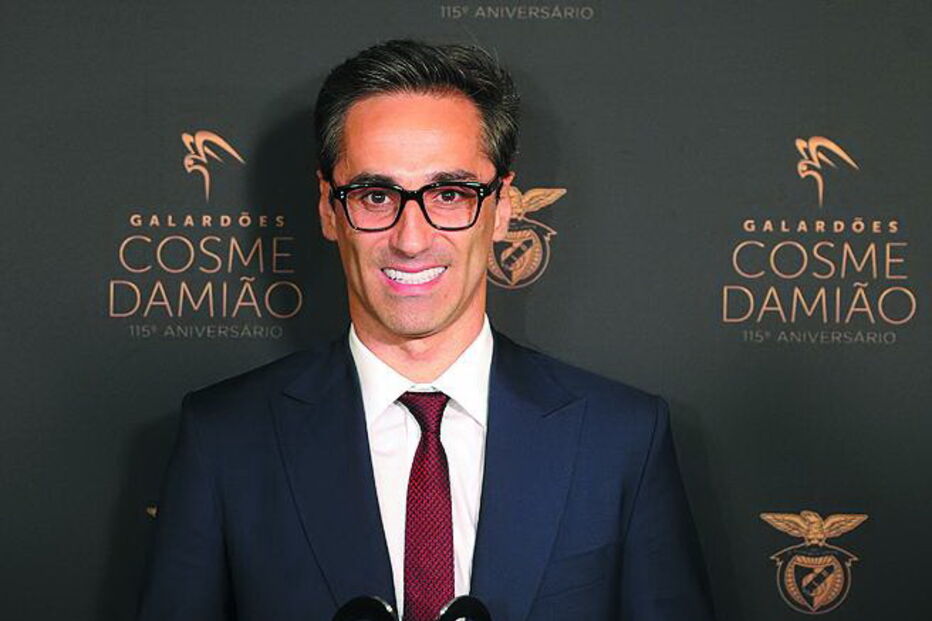 Jonas emociona-se e sobe ao palco em lágrimas na Gala do Benfica