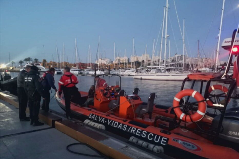 Três pescadores resgatados após barco naufragar ao largo de Portimão
