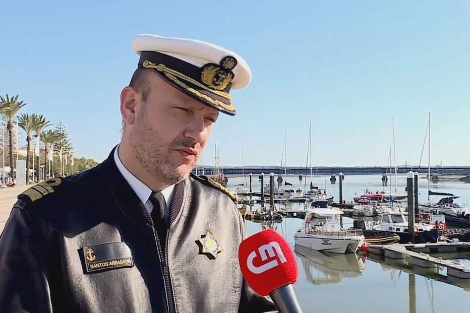 Três pescadores resgatados após barco naufragar ao largo de Portimão 