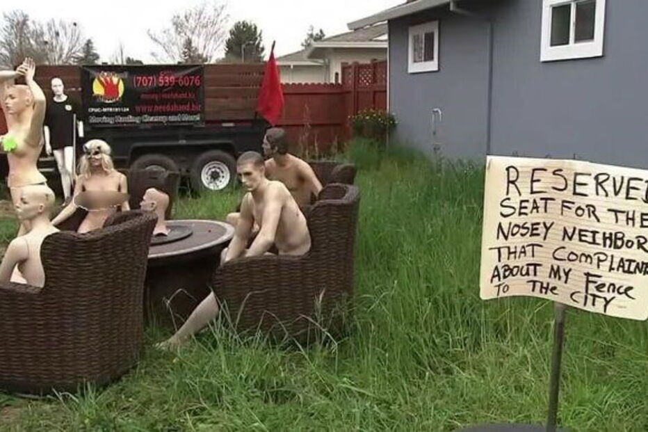 Homem põe manequins nus no quintal depois de ser obrigado a remover vedação