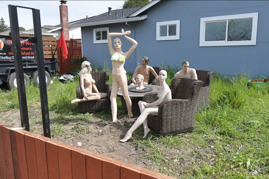 Homem põe manequins nus no quintal depois de ser obrigado a remover vedação