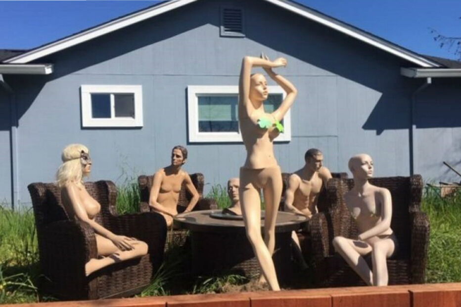 Homem põe manequins nus no quintal depois de ser obrigado a remover vedação