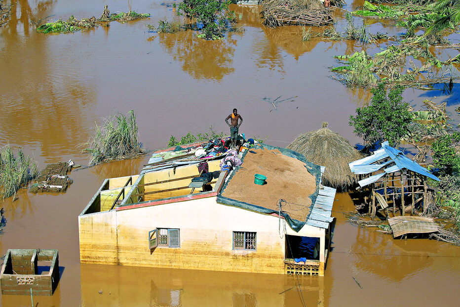 Centenas de pessoas continuam à espera da chegada de equipas de resgate, isoladas em áreas alagadas de Búzi e noutras zonas da província de Sofala