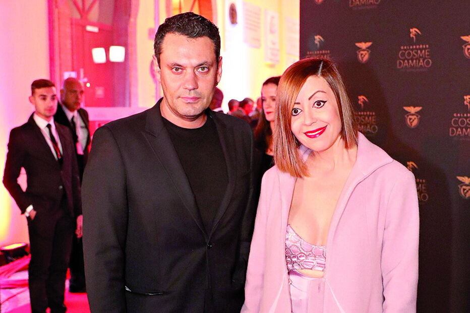 A estilista Fátima Lopes, com  um amigo, não faltou