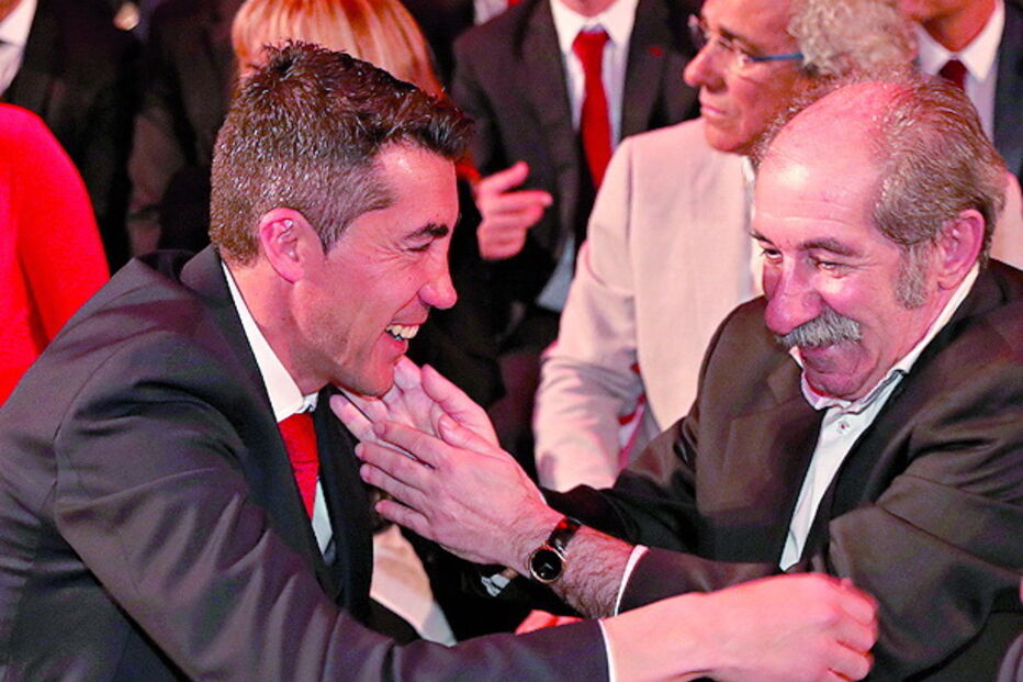 Bruno Lage cumprimenta  Chalana na gala do SL Benfica 