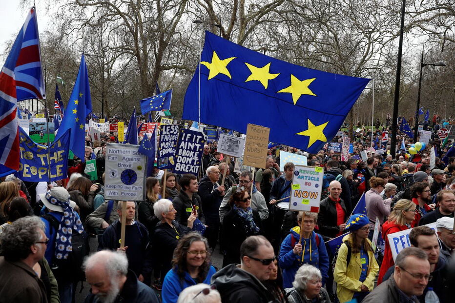Milhares de britânicos pedem um segundo referendo para o Brexit