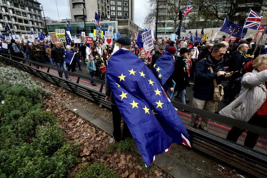 Milhares de britânicos pedem um segundo referendo para o Brexit
