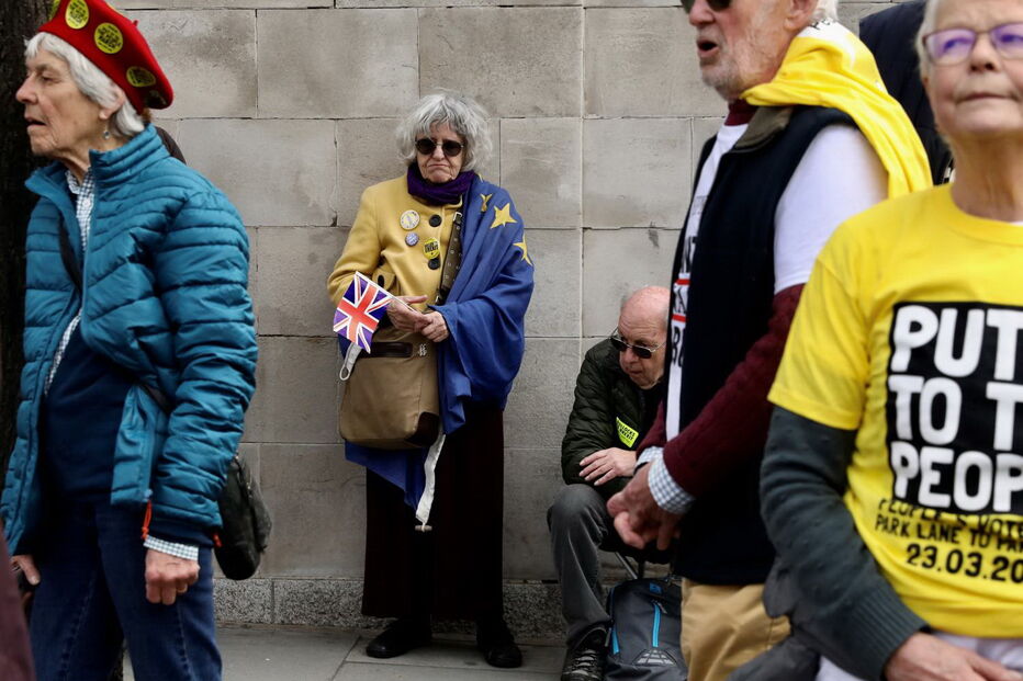Milhares de britânicos pedem um segundo referendo para o Brexit