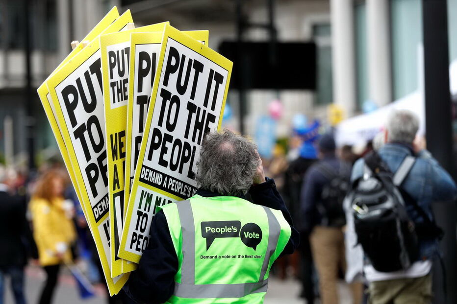 Milhares de britânicos pedem um segundo referendo para o Brexit