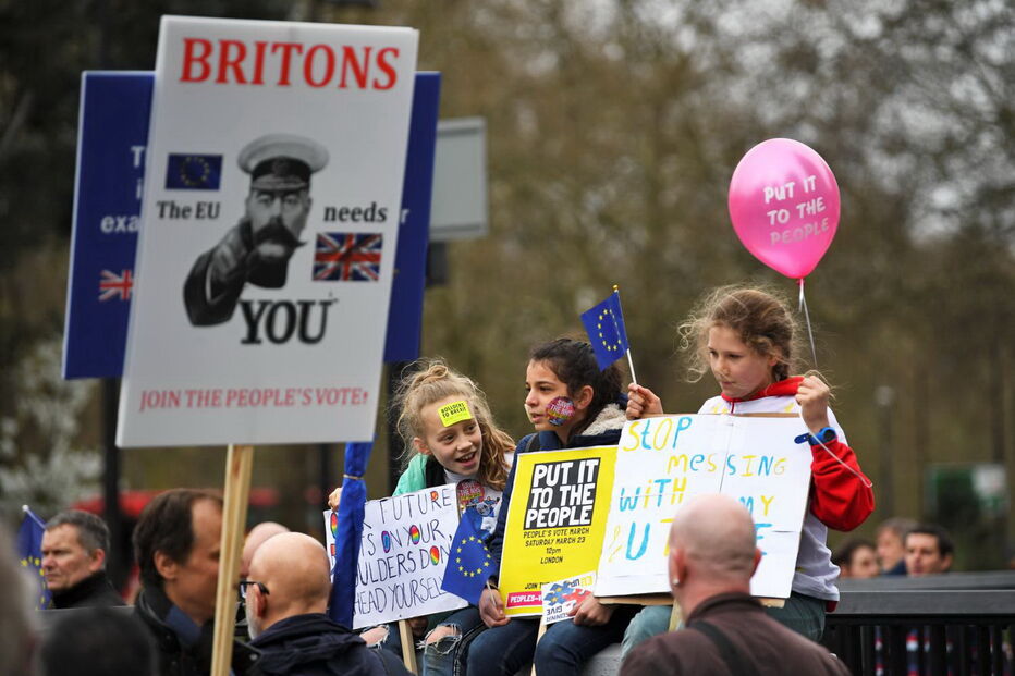 Milhares de britânicos pedem um segundo referendo para o Brexit