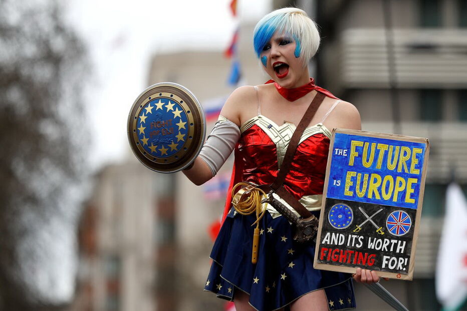 Milhares de britânicos pedem um segundo referendo para o Brexit