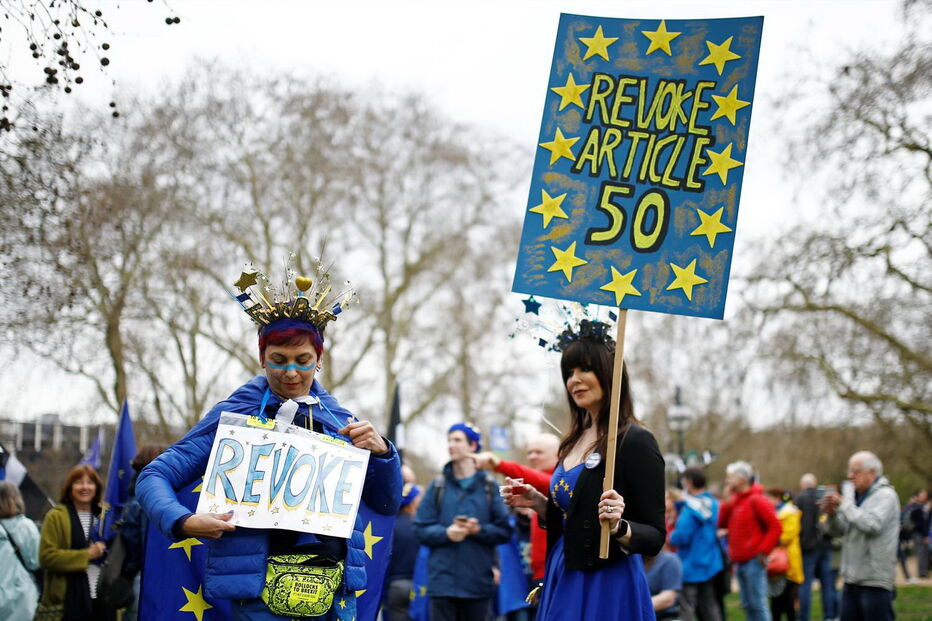 Milhares de britânicos pedem um segundo referendo para o Brexit