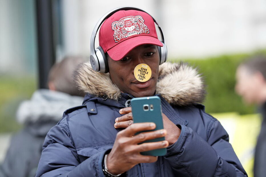 Milhares de britânicos pedem um segundo referendo para o Brexit