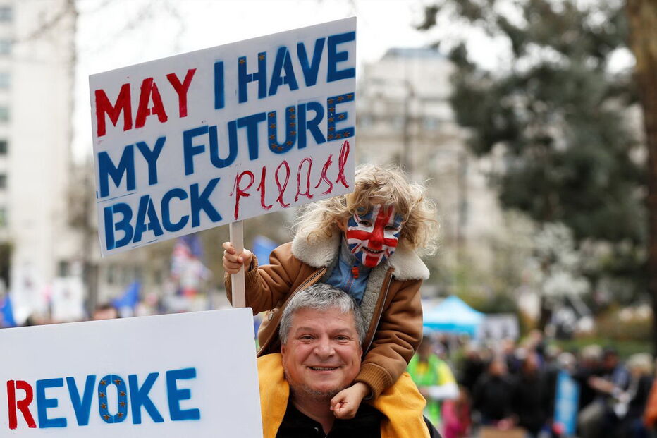 Milhares de britânicos pedem um segundo referendo para o Brexit