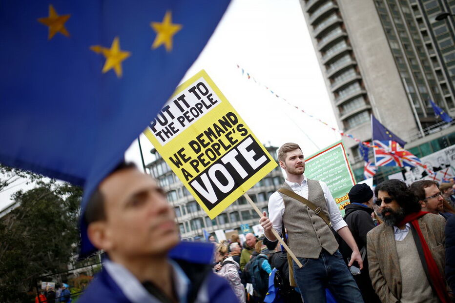 Milhares de britânicos pedem um segundo referendo para o Brexit