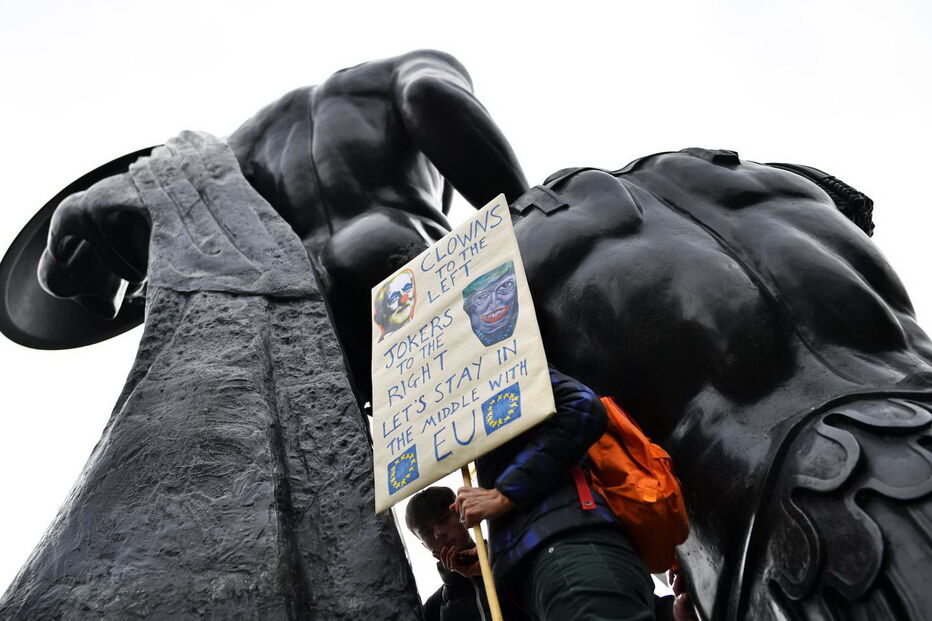Milhares de britânicos pedem um segundo referendo para o Brexit