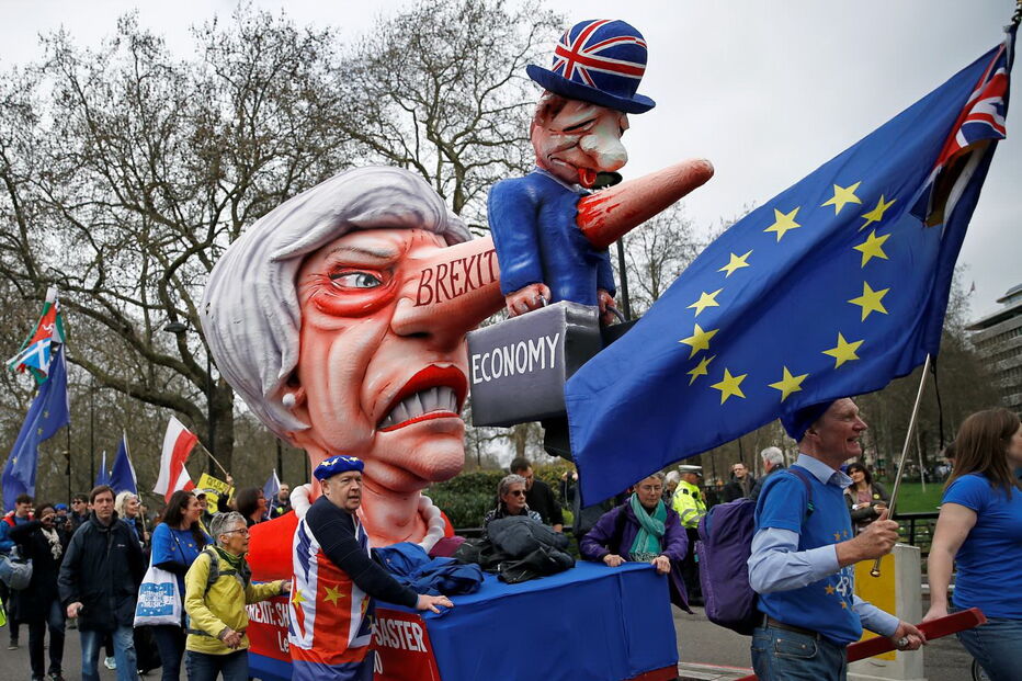 Milhares de britânicos pedem um segundo referendo para o Brexit