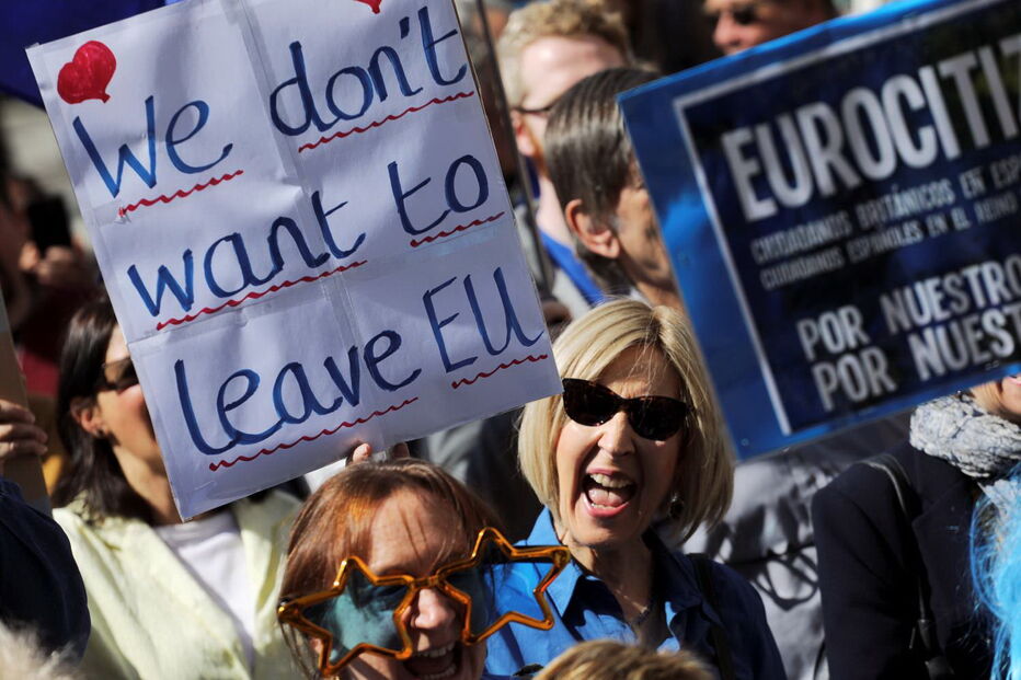 Milhares de britânicos pedem um segundo referendo para o Brexit