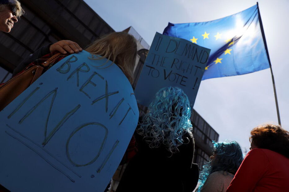 Milhares de britânicos pedem um segundo referendo para o Brexit