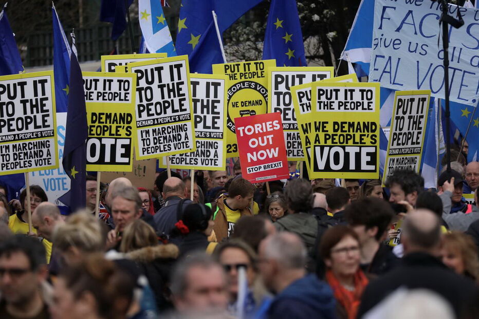 Milhares de britânicos pedem um segundo referendo para o Brexit