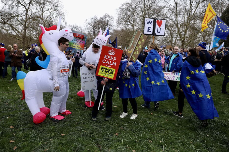Milhares de britânicos pedem um segundo referendo para o Brexit