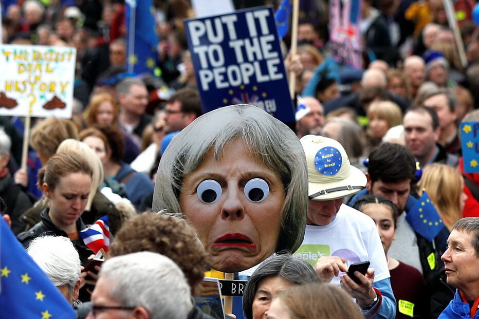 Milhares de britânicos pedem um segundo referendo para o Brexit