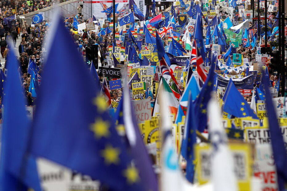 Milhares de britânicos pedem um segundo referendo para o Brexit