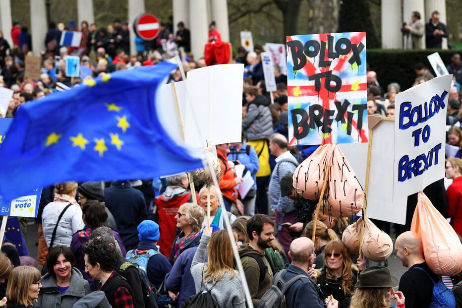 Milhares de britânicos pedem um segundo referendo para o Brexit