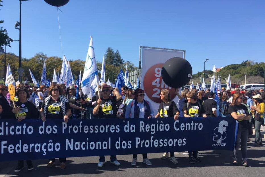 Milhares de professores saem às ruas de Lisboa em forma de protesto